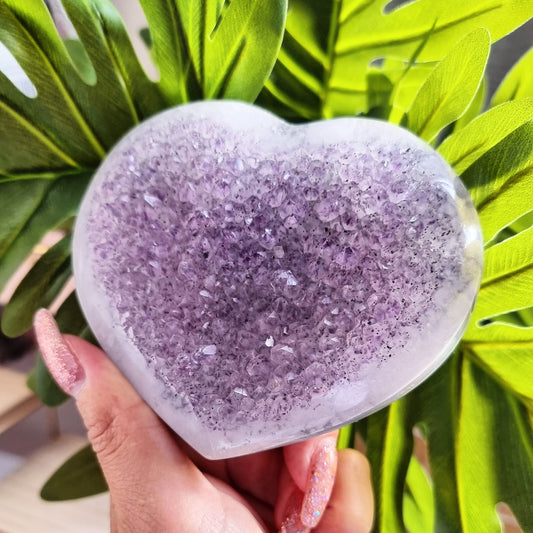 Amethyst heart with Calcite inclusions